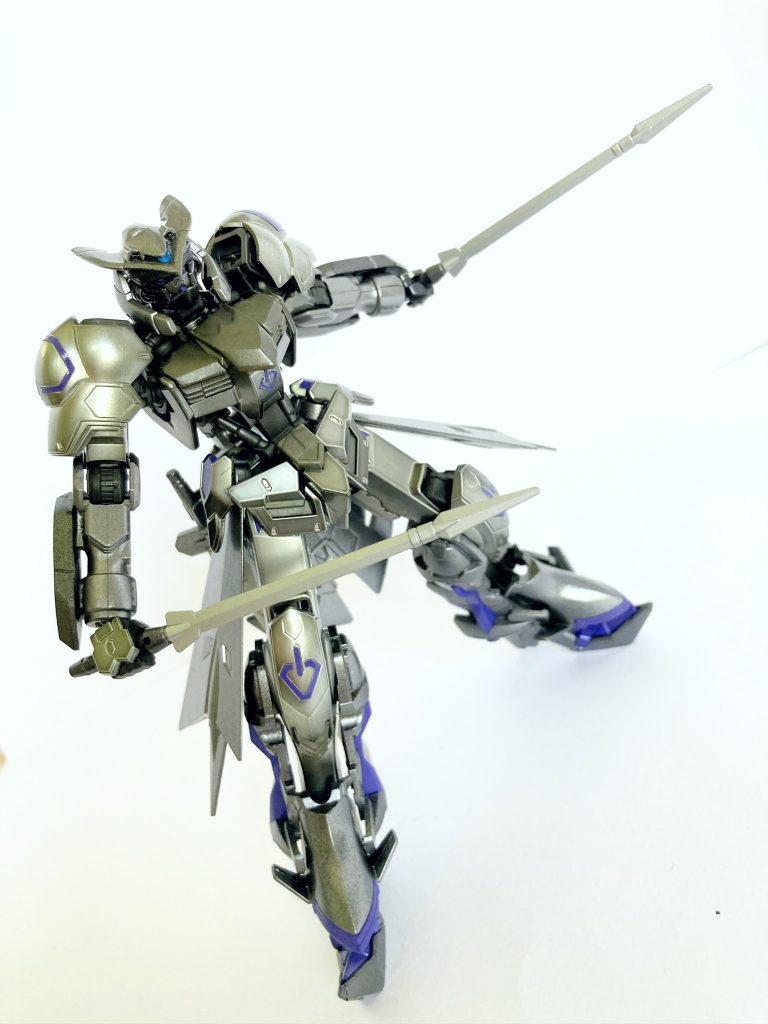 ・刺突剣（レイピア）×2　細長い剣身の両刃剣。主に装甲の隙間や関節部、モニターへの攻撃に使用される。MAに付随する無人攻撃機への対応として、取り回しのよいこの剣が選択されている。