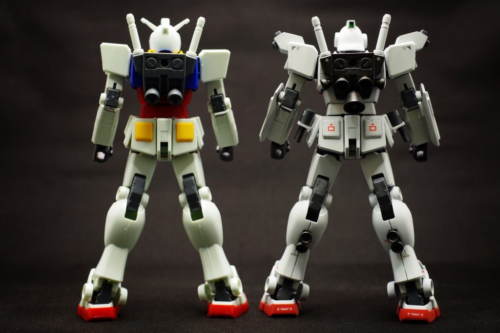 EGガンダムとの比較その2。ランドセルの形状を逆三角形に修正するため、既存バーニアは切り落として新しくバーニアを取り付けました。ふくらはぎにもバーニアを追加しました。