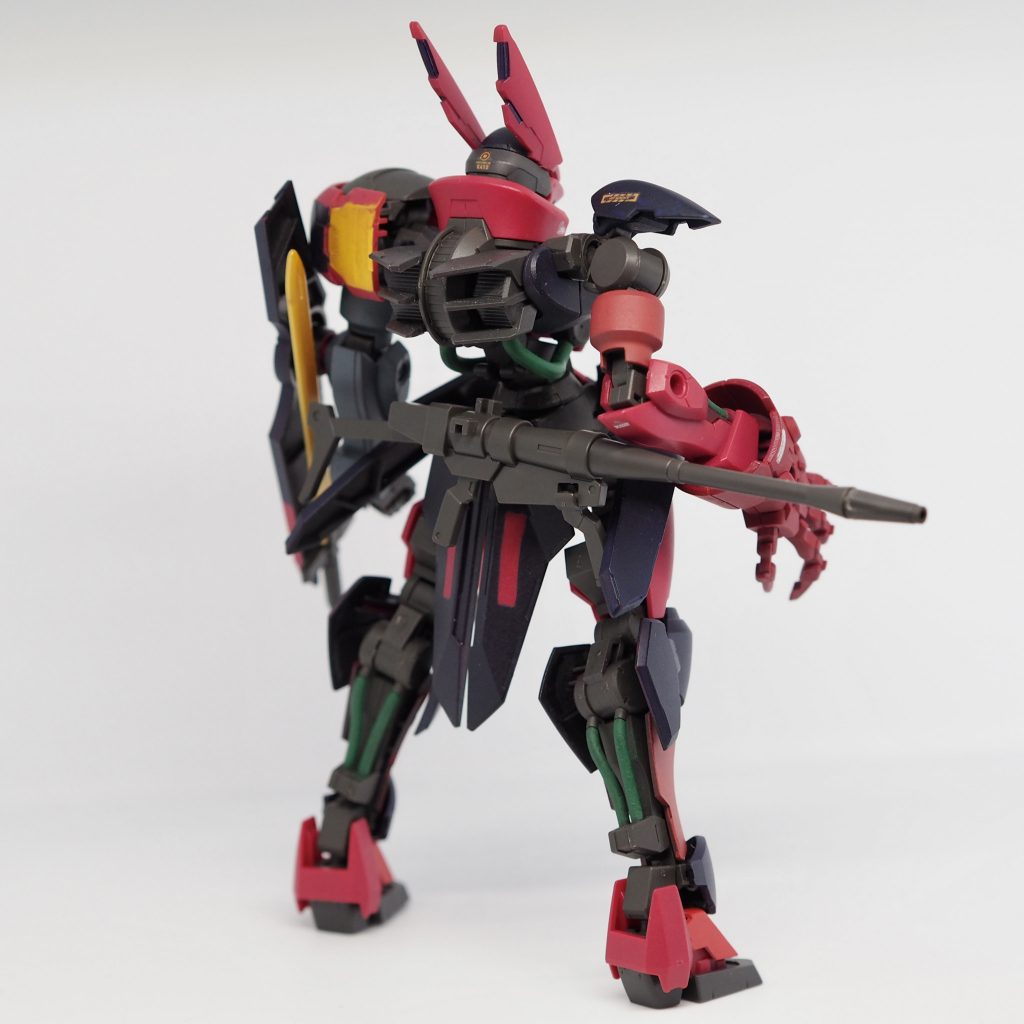 バックショット右肩アーマーはレギンレイズの頭、右腕の大型クロー(ヴァルキュリアクロー)は30MMのパーツです。最初はルプスレクスの手を使う予定でしたが余剰パーツがなくて30MMのパーツに変更しました。