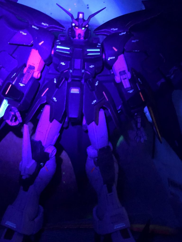 蛍光塗料で各種光らせる部分をチェックしてます