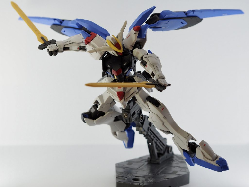 バエルは白が多いので、色が増えるとガラッと印象が変わりますね。