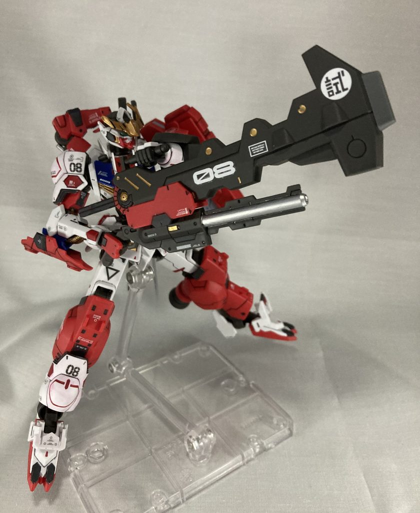 二砲流左肩の鎧から武装を外し、強力な中距離砲撃を大砲で、近距離ではショットガンで足止めをする一撃重視のスタイル