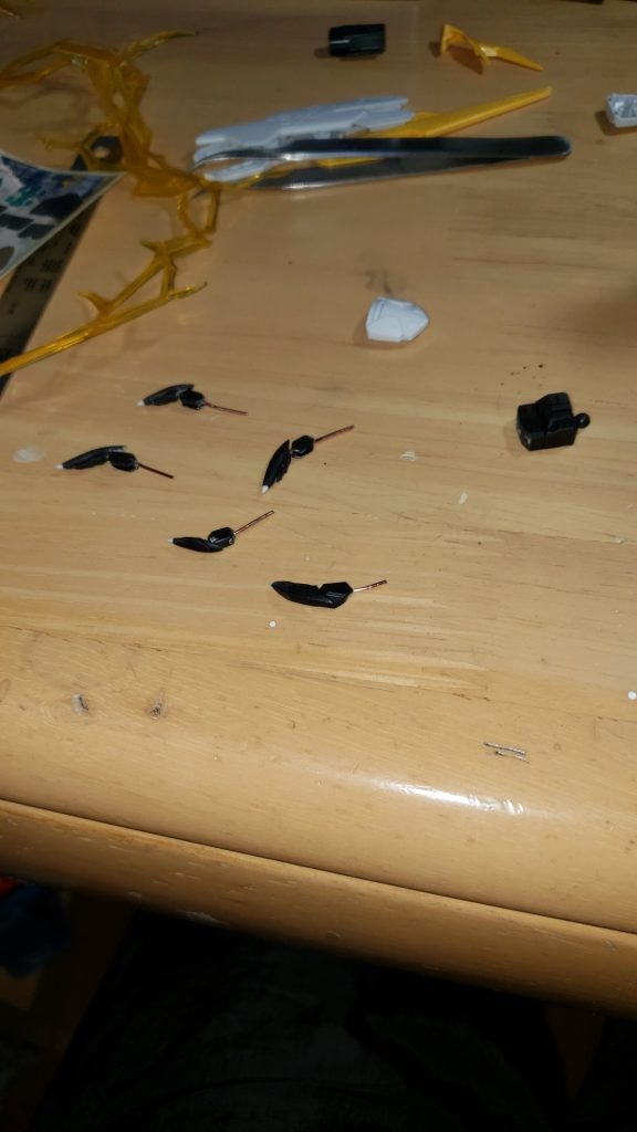 これは指を個別で動くように改造している時の写真です。 グレイズの頭をなるべくいい感じで持たせたかったのと、改造の練習も兼ねてこれをやりました。それから、レクスネイルのの先もプラ板を使って鋭角化しました。最終的にこれをやってよかったし、ある程度こういうことをするノウハウも掴めました。