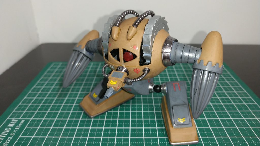 例によってモノアイ部分の窓はくり抜いて、中に動かせるようアームを仕込みました。また、パイプは以前再販されたビルダーズパーツのパイプを使用しております。