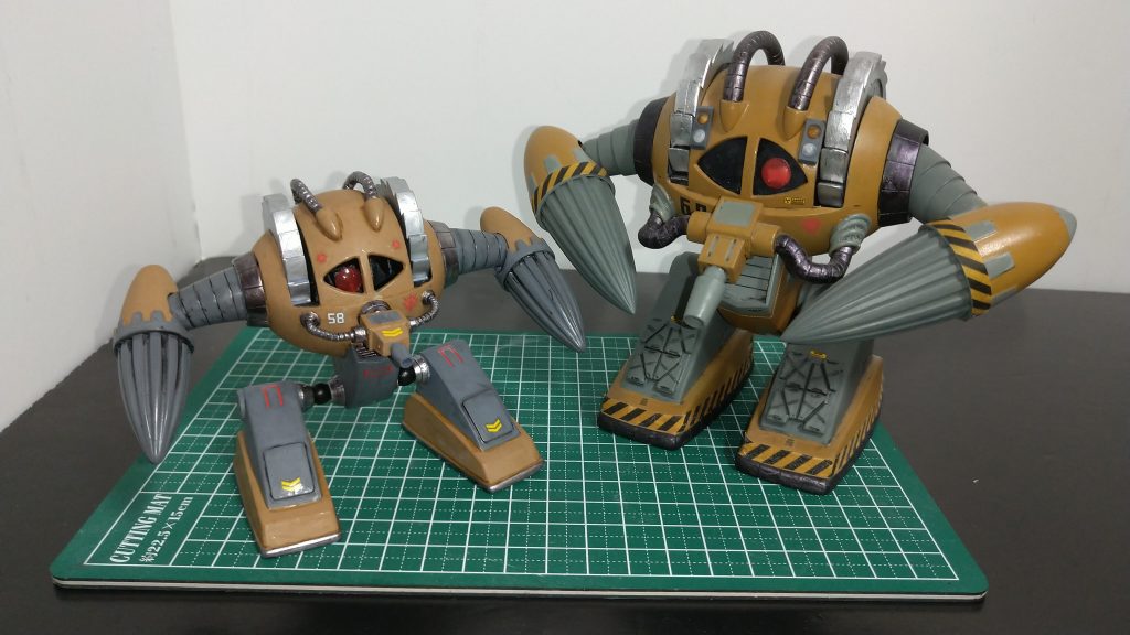 以前作った1/100と比較。サイズ的には兄弟っぽいかなと。腕の可動はさすがに1/100の方が優秀ですね。