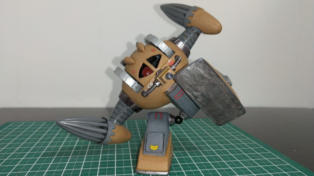 足の可動の分で色々表情付けれます。ただジョイント部分はゆるゆるなので今後何かしら改修しようかなと思います。以上1/144アッグでした。 