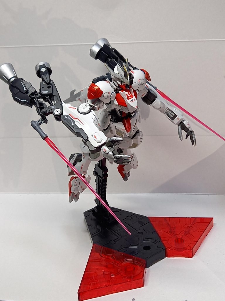 腕のバーニアにはビームサーベルを取り付け可能にしました。(鉄血にビームサーベル無いけど…)