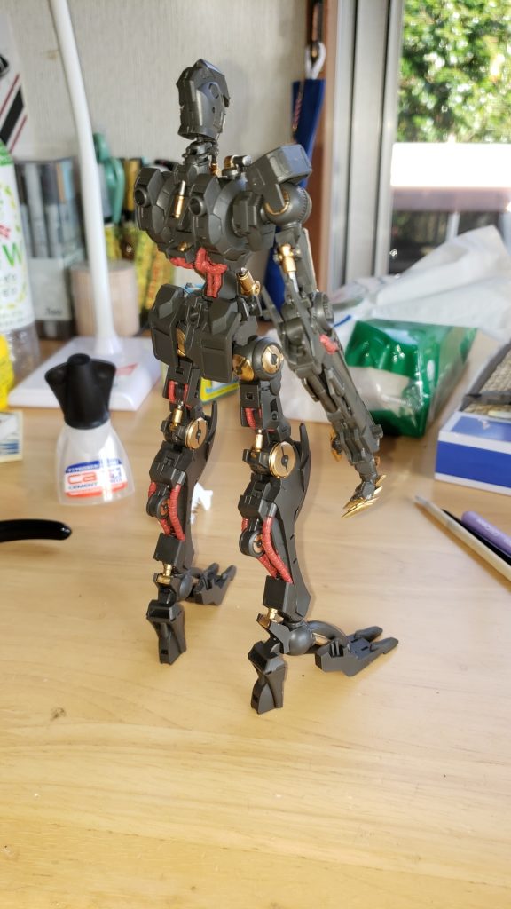 これはガンダムフレームの塗装が終わった時の写真ですね。この時点ではまだウェザリングをしていません。見ての通り、ボルト?や、ピストンシリンダー、動力パイプを塗装してあります。それ以外(グレーの部分)は塗装してません。