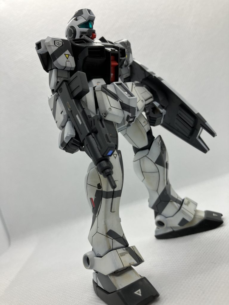 足首は後はめにしました。前作ズゴック同様ダズル迷彩風に塗装しました。