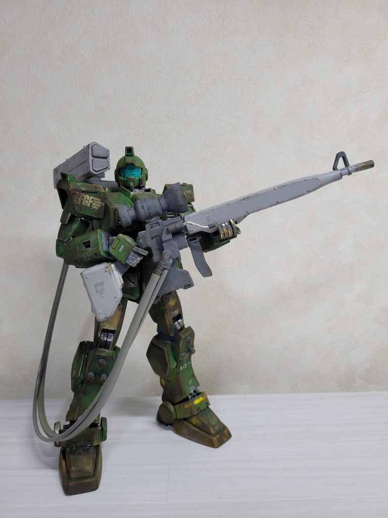 ジムスナイパーと言えばロングレンジ・ビームライフル。グレー1色だと寂しい感じがしたのでホワイトディンゴ隊風の塗装パターンでライトグレー塗装しました。ケルゲレンを撃ち落とすシーンが印象的ですね。