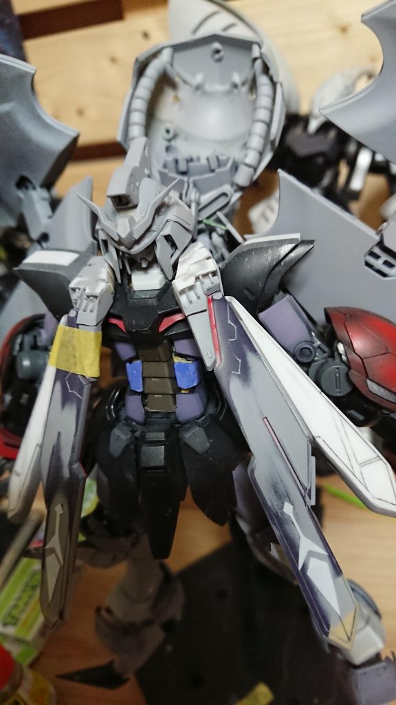 首の周りダクトはフード被る際、髪が出てる感じにしたかったのでプラ板で作成しました  その延長でクロスボーンのマント？かな?🤔とプラ板で装飾上半身のボリュームをつけてみました装飾品を100均とかでさがしたのですが、結局自分で作りましたこのデスサイズもヘビーアームズ[過去の作品]もですがアニメで最初に見たときのアイデアで今こうしていろんな道具パーツがあり形にできてやっぱりガンプラ楽しいですね‼️もしよろしかったら過去の作品もみてくださいね‼️ご覧いただきましてありがとうございます。