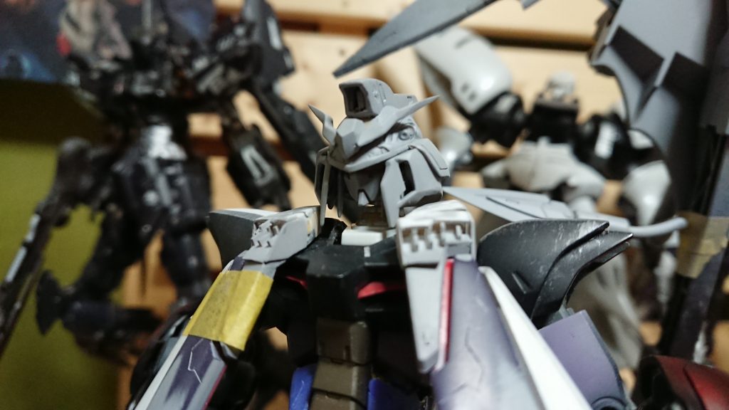 制作ですが顔キュリオス顎小型に削りツインアイはやや大きめでたれ目に、プラ板で作りました。キュリオス顔なのでデスサイズの頭を合わせて拡張、デルタプラスの頬で小顔に見えるように調整してありますフード被るのでアンテナも短くしました