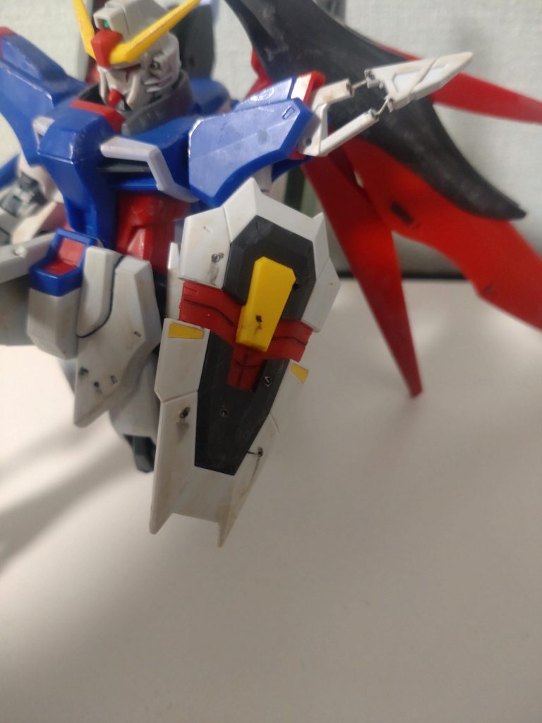 盾は実弾を受けたように、ビームブーメランは折れ曲がったようにしました。