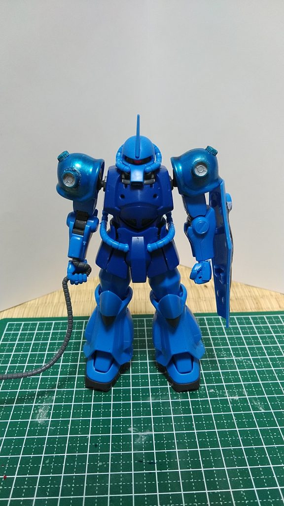 ここから制作過程の画像。この時はまだセンサーを埋め込む前で胸のデカールを貼ってトップコート中です。ちなみにこの機体の設定はエネルギーの問題などで実現しなかったという設定があります。