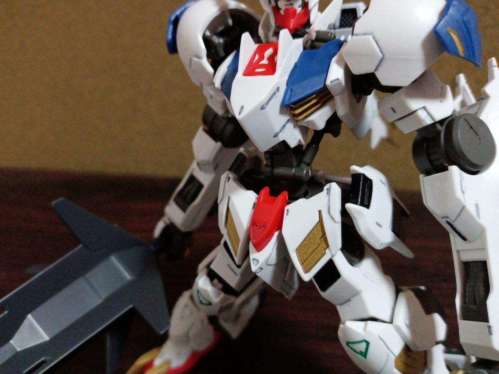 胴体を同梱していたステージ接続用パーツを使って延長しています。違和感なく仕上がるのでオススメです。