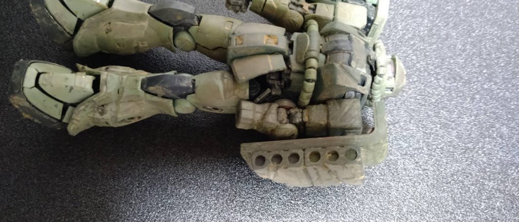 ここでは折れているように見えませんが、折れた部分を生かして作りました。同じく盾や顔に大きく傷つけました。こちらはシャープ化等は少なく、傷だけに気合いを入れた感じです。両肩盾にしました。ミサイル？も装備させました。モノアイは、最後まで抵抗してるように見せるため、ガンダムのほうを向かせました。   