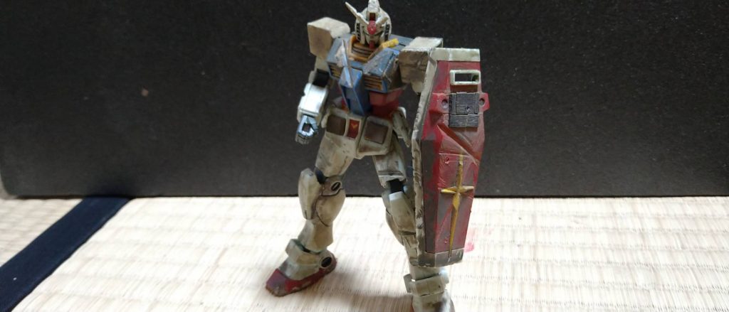 全体的に傷つけましたが、大きい傷は盾、顔、コクピットより少し上につけました。余裕で勝ったと言うよりは、相手が強くギリギリの戦いだったのを表しました。シャープ化をして、スジぼりしました。プラ板でスジぼりでは難しい所のディテールアップ、ウェザリングをしました。穴あけたり、デザインナイフややすりで傷つけました。