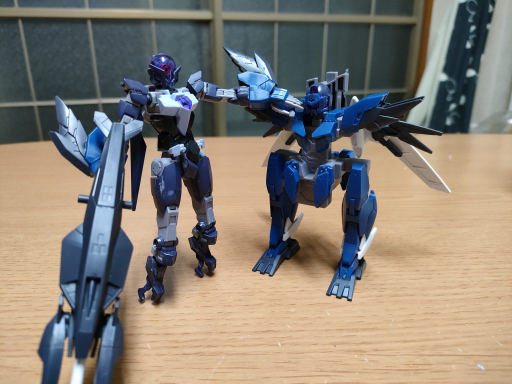 アルスのユニットに格納した姿。前腕部を格納する箇所が無い為、そのまま。