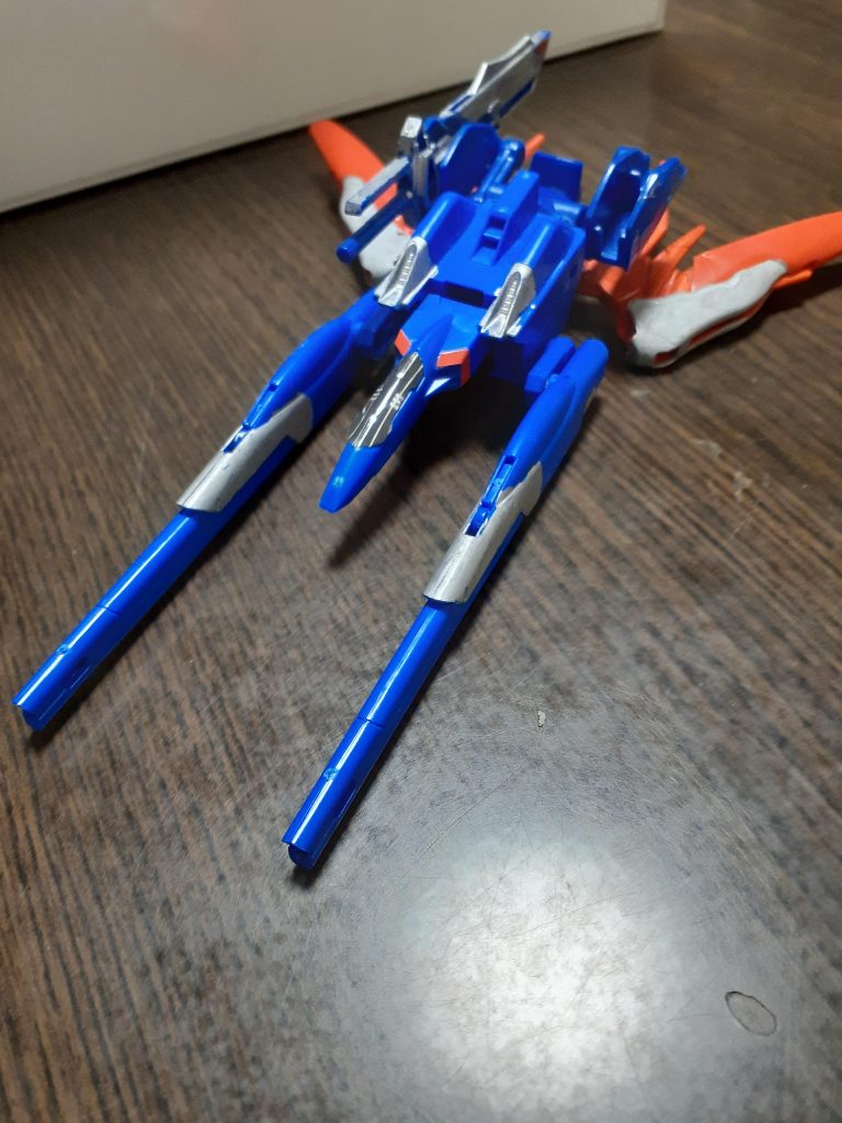 そしてこれがデスティニージェットです。BB戦士のデスティニーガンダムのバックパックとビルドストライクガンダムのビルドブースターの前半分で、合体させて作りました。