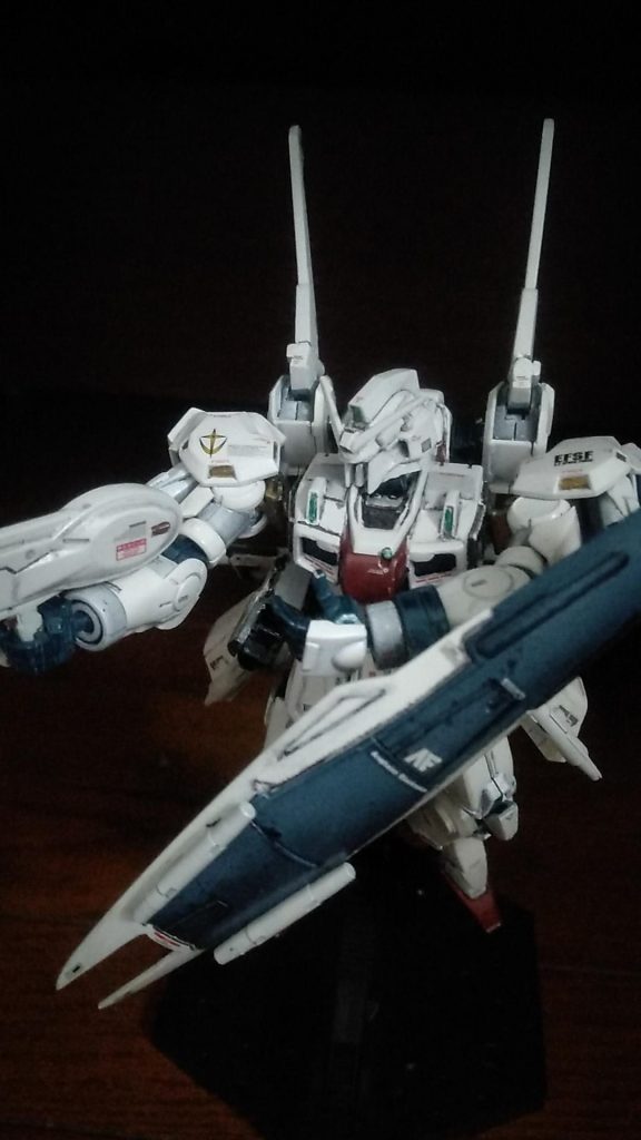 シールドも、磁石でスライドしたり回ったりするよ、と云うためだけに撮ったので、写真がでかくなって、いらない迫力が出てしまった。グーの手は、ライフル用に、人差し指だけ切って付け替え。説明入れたけど、この写真で分かるかなぁ。作業的には簡単な方。グーの手、無くなった。