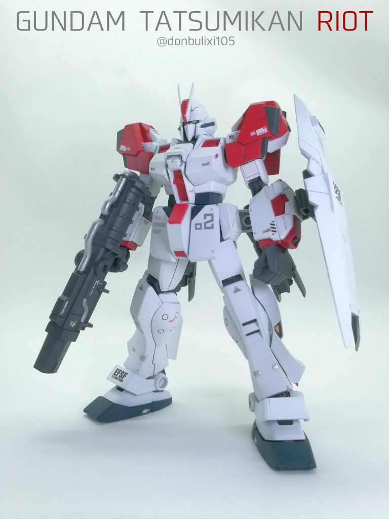 ガンダム4号機の腕とシールド、ビルドハンズ角型の大きいやつ、30MMのブースター、ダイバーズのキャンペーンのライフルを使用しましたデカールは主にサンダーボルトと閃光のハサウェイ汎用を使いました