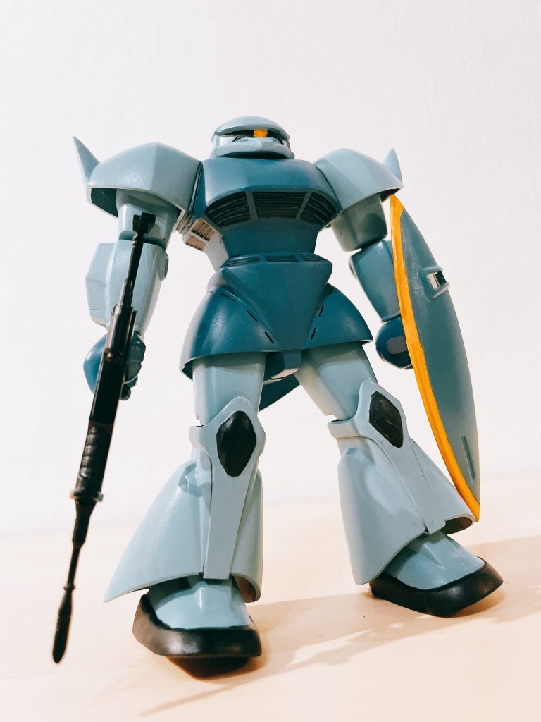 旧キットの後ハメ加工する技術はないので、普通に組んで塗装するので、マスキングをいろいろ工夫してやってますが、膝と足先の黒いところは筆塗りしたので境界線が波打ってますね。ちなみに右手のライフルと手は一体型だったりします。