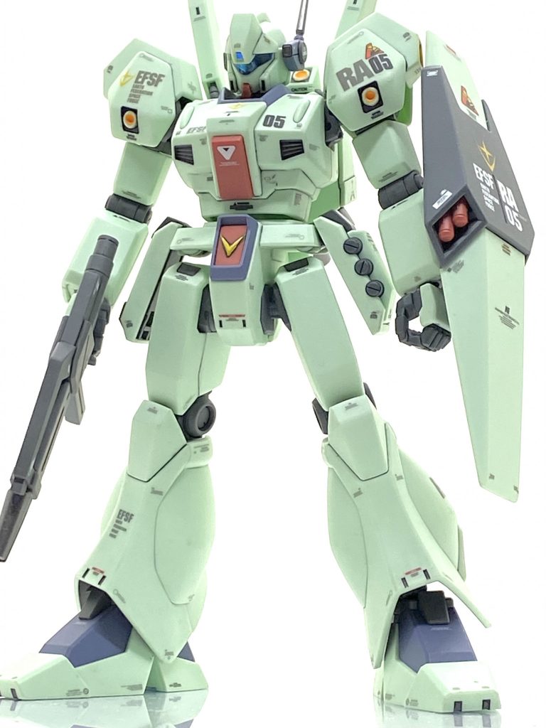 ペールグリーンなので赤色のコーションの方が目立つのですが・・・ガンダムタイプではなくて量産機なのでダークグレー系のデカールを貼り、控えめにしました。肩と太腿のスラスターは鬼門でオレンジをラッカー系、グレーをエナメル系にしてはみ出したのを修正しましたがよれてしまいました。