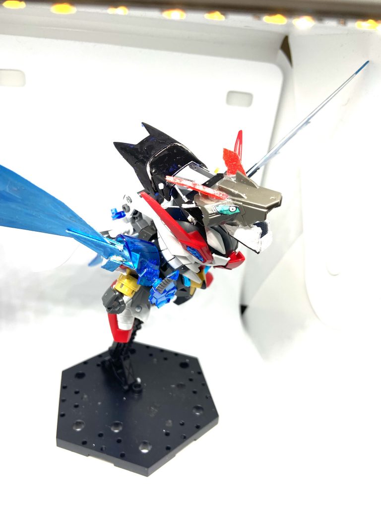 ゼロガンダム飛翔体本機最大の目玉可変機構です、変形時肩部から光の翼が出現し翼の役割を果たします。