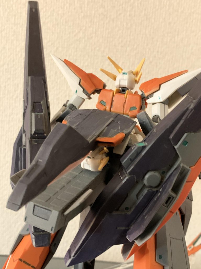 紛失が怖いので、無理矢理通常モードの頭部を背面腰部に収納♪