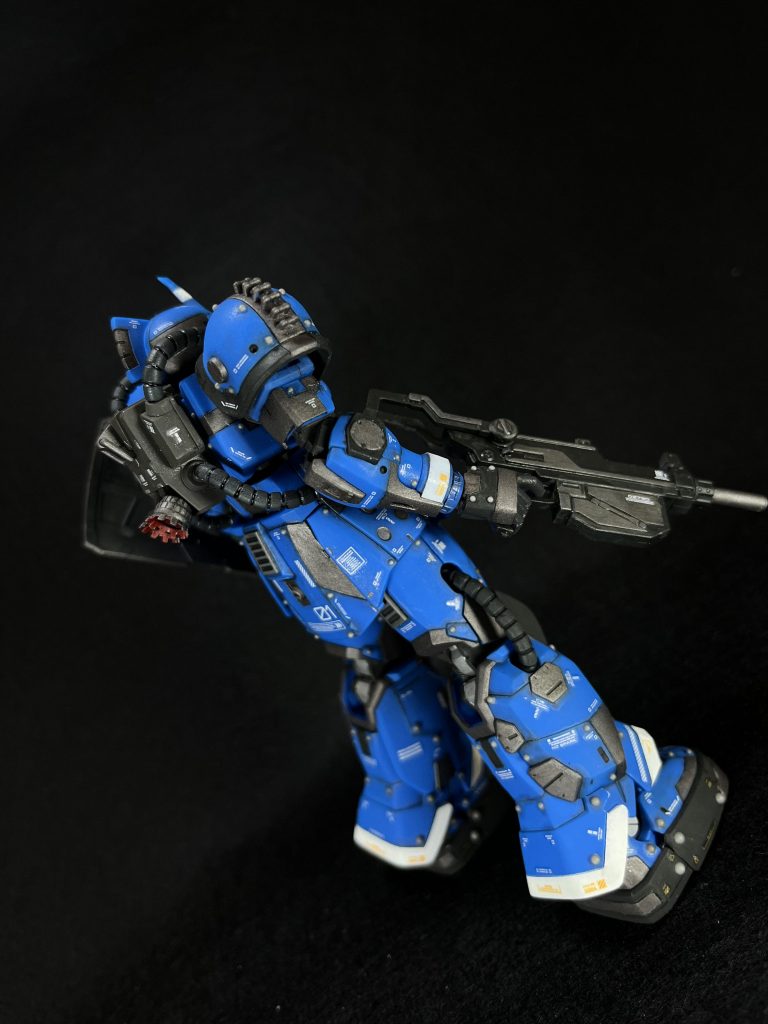 斜め後ろから。ガンメタ系の色はミスターカラーの焼鉄色、黒いところはタミヤ水性カラーのNATOブラックで筆塗りしました。白い部分はガンマカのニューホワイトです。隠蔽力お化けですね、この色。一撃でこれです。塗装に含まれるかは分かりませんが、墨入れはタミヤの墨入れ塗料を使用し、つや消しの上から流し込むことで滲ませてなんとかグラデーションっぽくなるよう挑戦しました。