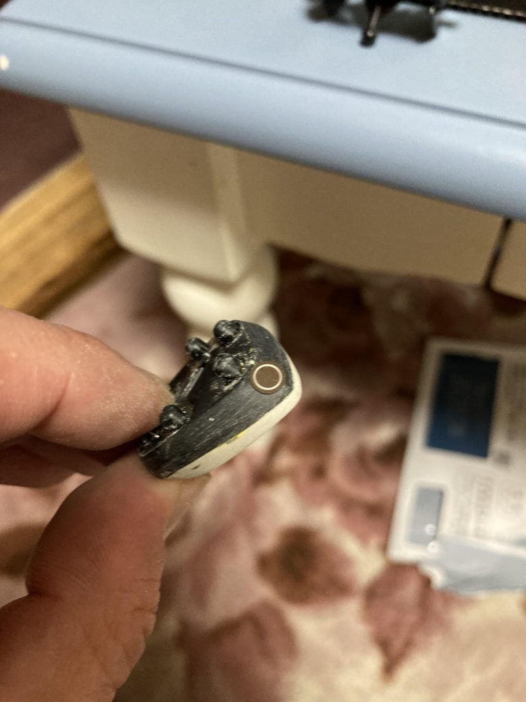 丸い金属パーツを貼ってモノアイの位置を変えれる様にしました