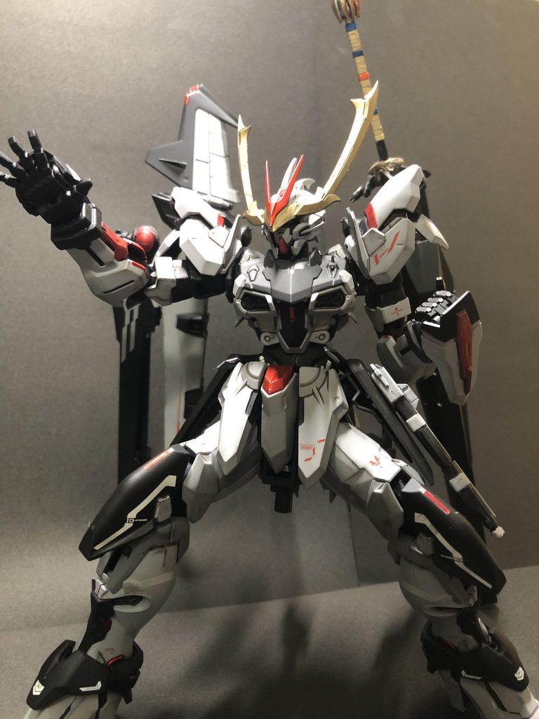 徒手空拳で戦ってもなんとかなりそうな構え。サイドスカートで作った手甲が役に立ちそうです。