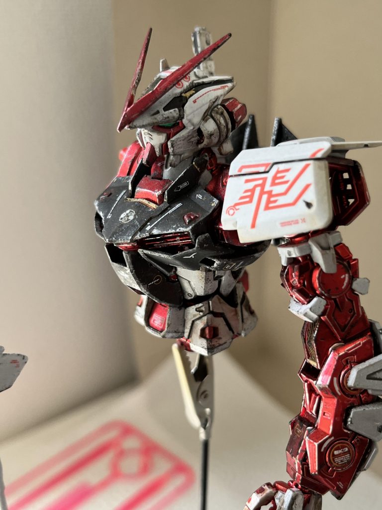 組み立てながらチッピングの程度を検討中。顔はやりすぎた…