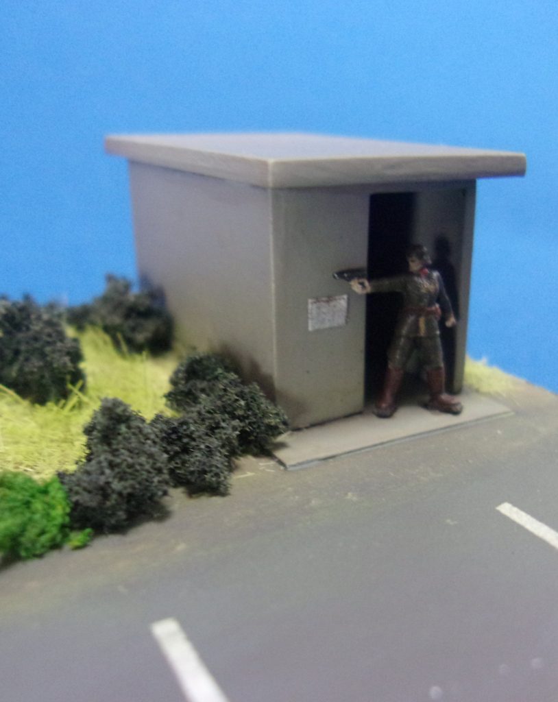 コンクリート造りのトイレをカバーにして応戦するジオン兵A。トイレはプラ板工作です。ドライブインにはトイレがないと駄目だろうと思ったので自作しました。