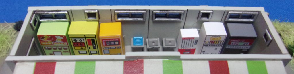 店内の自販機。いわゆるレトロ自販機ですね。自販機のハンバーガーはソロモン戦でスレッガーが食べていたのが印象的です。ブライトはZでも食べていました。