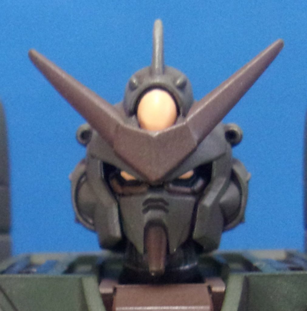 キットの顔が気に入らなかったので、HGブルーフレーム(旧)の顔に差し替えています。