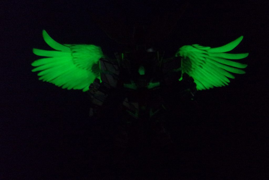 暗くするとグリーンに光ります。蛍光塗料と蓄光塗料を併用してみました。