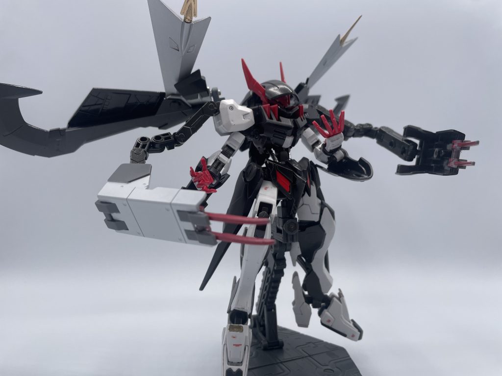 武装展開ギミックを新たに搭載!クローシールドを防御だけでなく攻撃にも転用です。