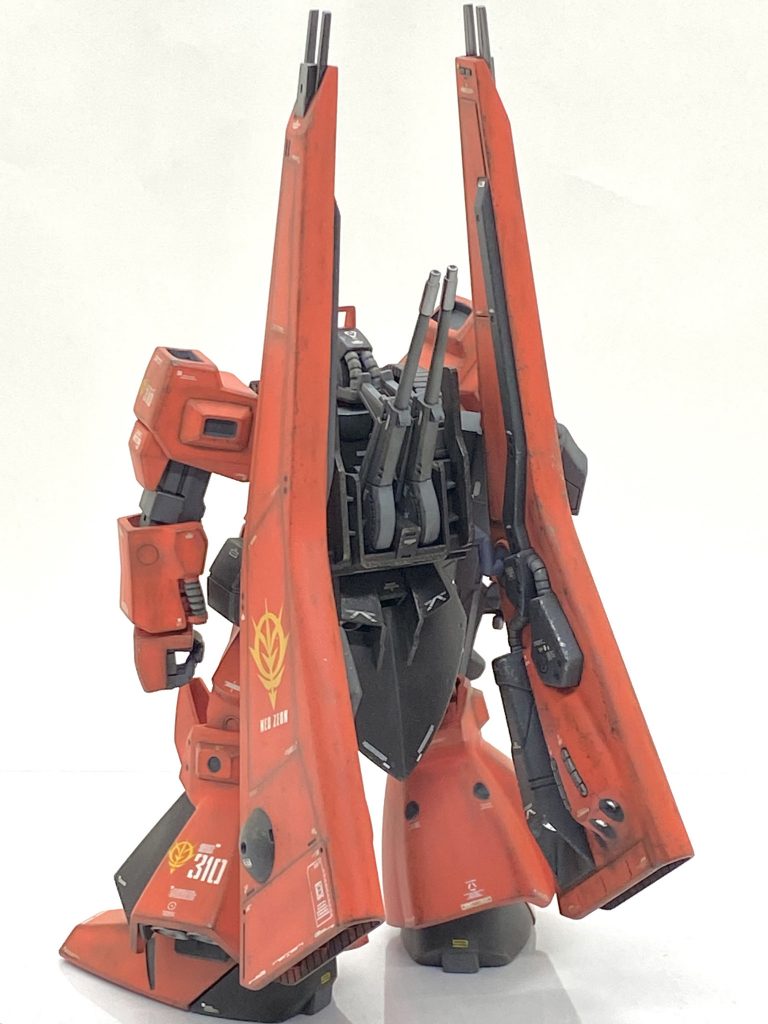 合わせ目の白化が酷く、今回はブラウンと関節以外は塗装しました。塗装箇所とカラーレシピオレンジ部→(ガイア)スカーレットビームピストル→(ガイア)メカサフ ライトクレイバズーカ→(クレオス)エクストラダークシーグレービームピストル先端、スカート部バーニア、ビーム・カノン部→(ガイア)フレームメタリック(1)グライ・バインダーのグレー部→(ガイア)エナメル、デントグレーグライ・バインダーのスラスター部→(ペベオ)4アーティスト マーカー ラウンド シルバー