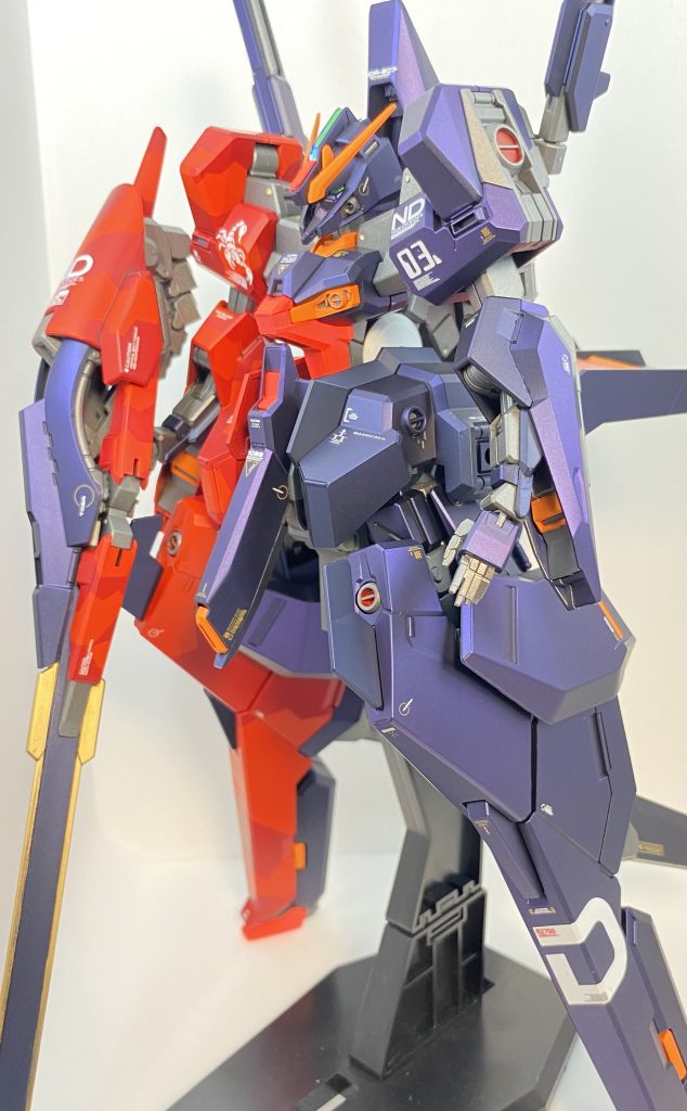 プリズムブルーブラックの上からクリスタルカラーのアメジストパープルを塗ったところ、なかなか綺麗な色になりました