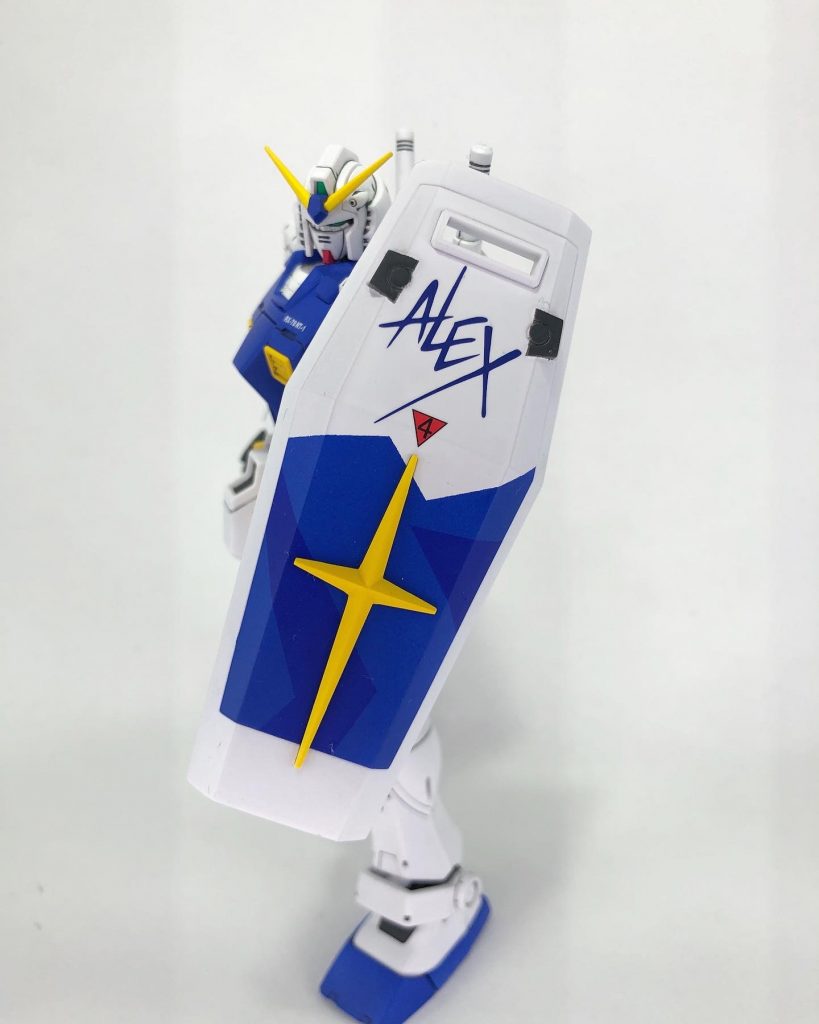 シールドはマスキングの練習も兼ねて、スプリッター迷彩風に青を2色使用しました。