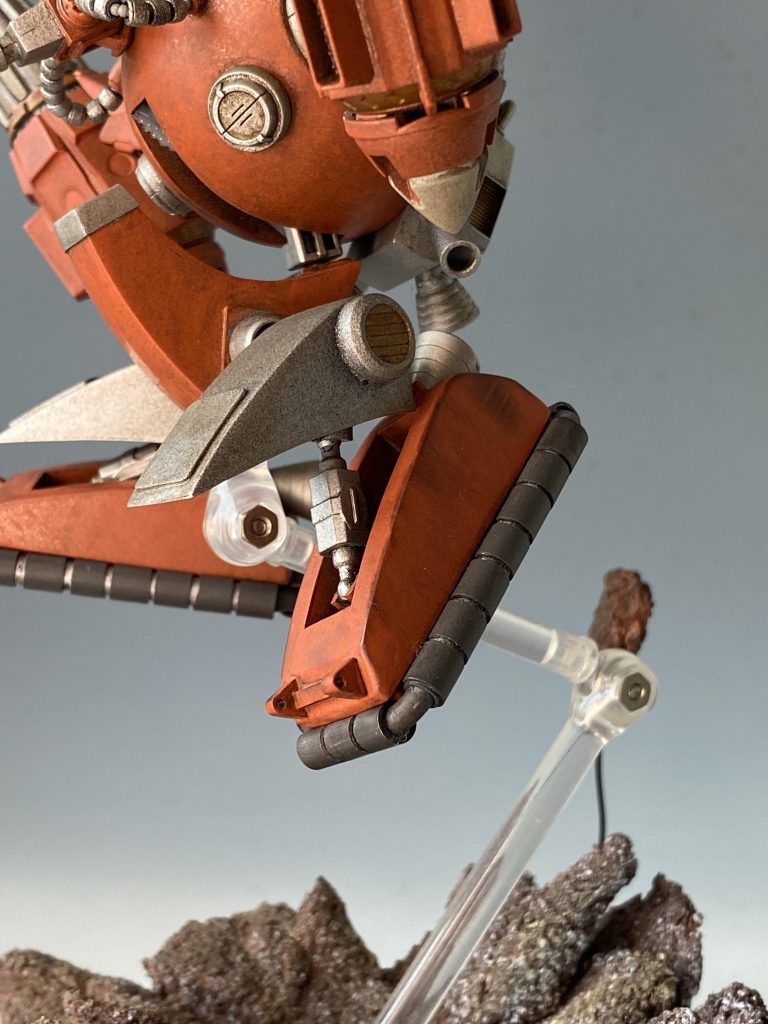 胴体と脚部はクランク状の関節を仕込んで変態的可動を実現しています。