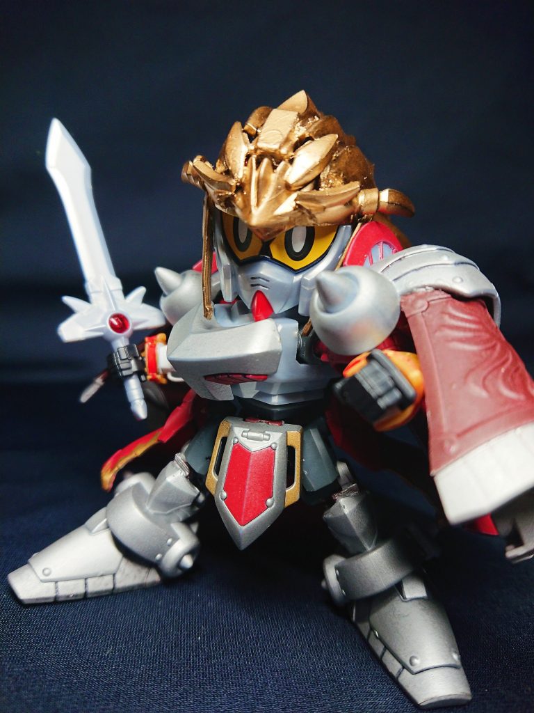 7歳の時に王位継承の儀、ファイアブランドの儀式で術不能者の烙印を押され王宮を追放される。そして母や友と共に各地を転々とし成長した。成長する中で鍛冶を学び、弱点を補うため鋼製武器に着目。その時代ではなしえなかった術より強い剣を生み出し、それは人類の敵となるエッグを破壊できる唯一の武器となる…