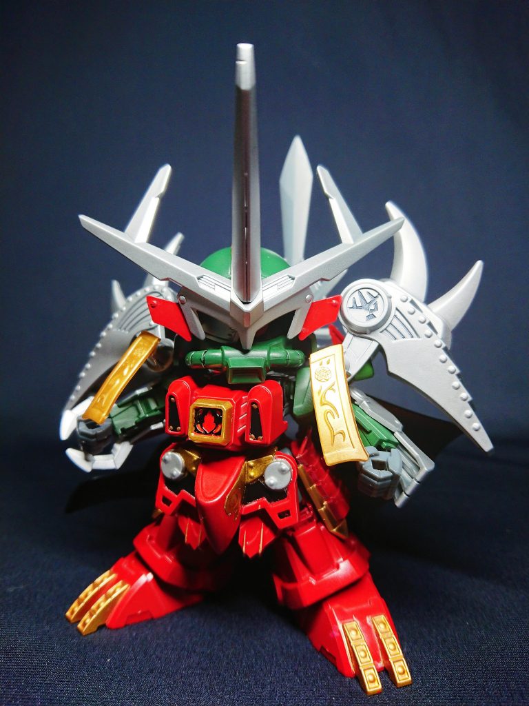 ネオワールドのコマンド署長(コマンドガンダム)同様に、ムシャワールドの闇将軍です。最初はヒーローズ世界に合わせた派手目な装飾になる予定でしたが、闇将軍のシンプルさを損なってしまうため、信長エピオンの羽織のような肩パーツとマントの追加程度にしています。