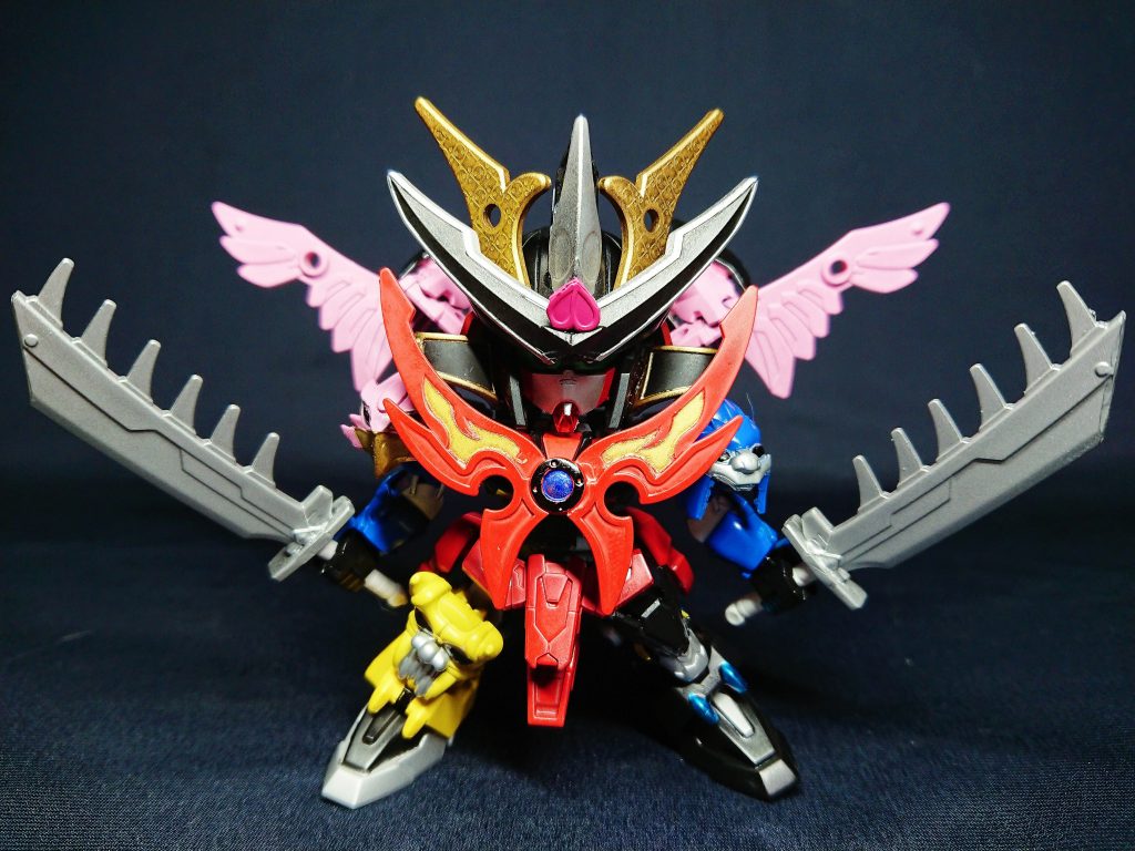 翼が可動できるので展開もできます。たぶん劇中には出て来ないかも。出ないはず。