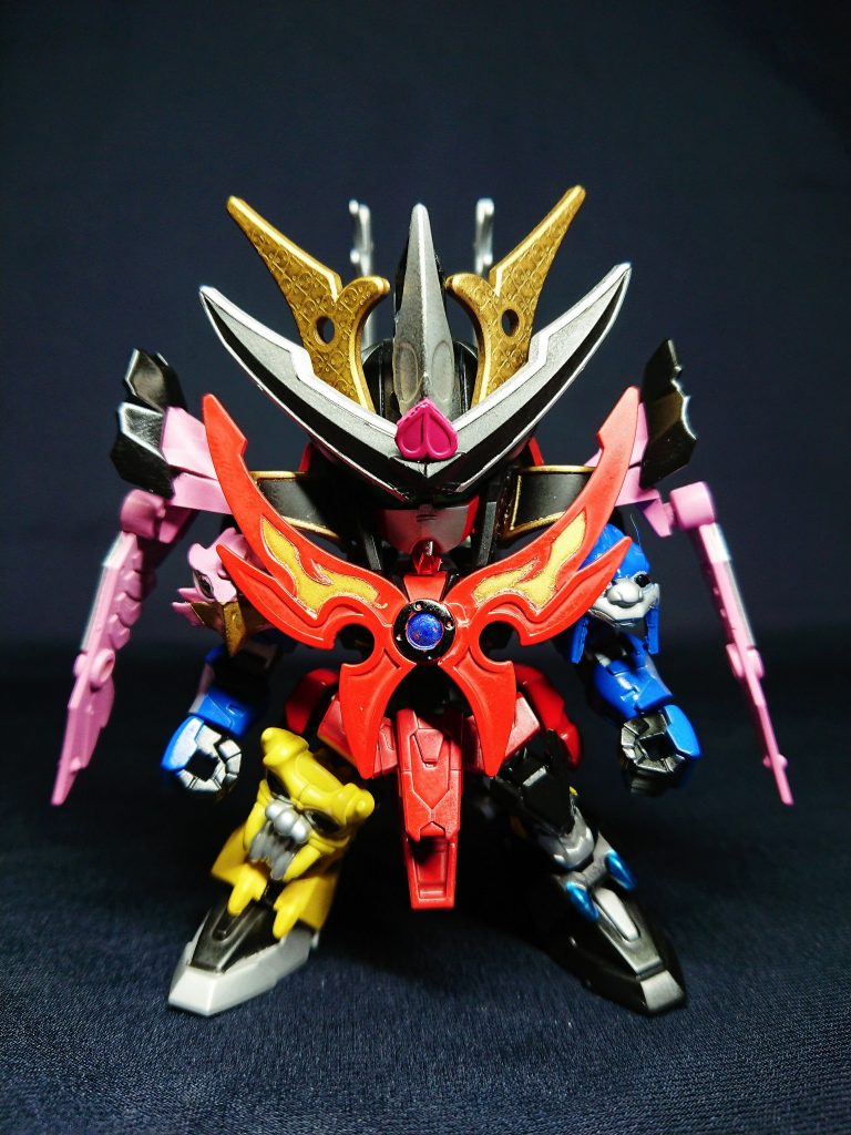 兜前立ては周瑜ヒャクシキやファーストガンダム大将軍の角で形成し、貂蝉キュベレイの頭飾りを解体し桃に見立てています。各部顔パーツは、鬼→関羽の足の鬼、犬→雷装張飛の角の龍、猿→孟獲の手甲の羅喉爪、雉→荀彧の角の凰を使用しています。鬼以外強化されすぎです。