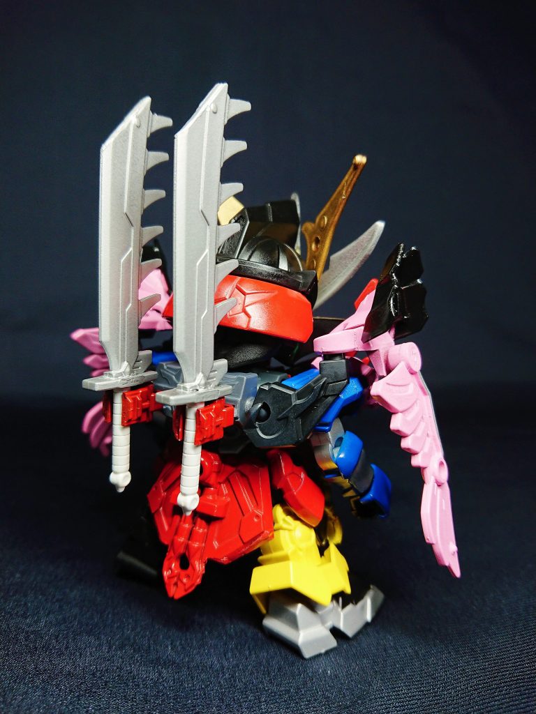 武器の2刀は曹操の炎骨刃を使用。アームアームズパーツで懸架しています。キジブラザーの翼は実際は肩に載っているようですが、ブンドド時の取り回しや可動干渉と、今後の合体を考慮し、趙雲ダブルオーのバックパックで背部から肩に配置しました。