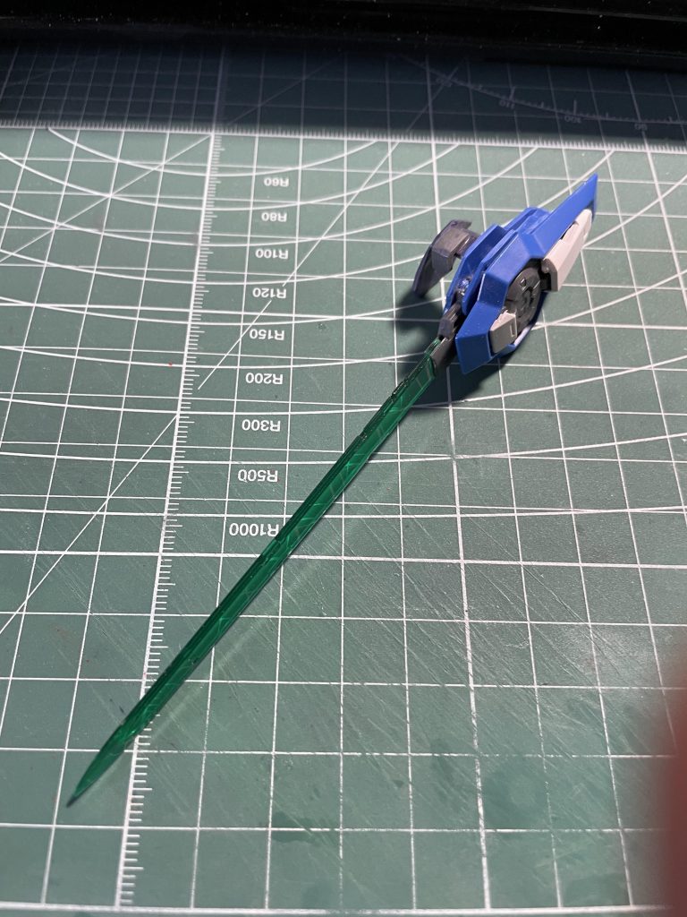 サーベルは長さ重視でエクシアのGNソードをベースにGNソードⅣを刀身にして制作。腕部に固定出来るよう手甲を作りました。