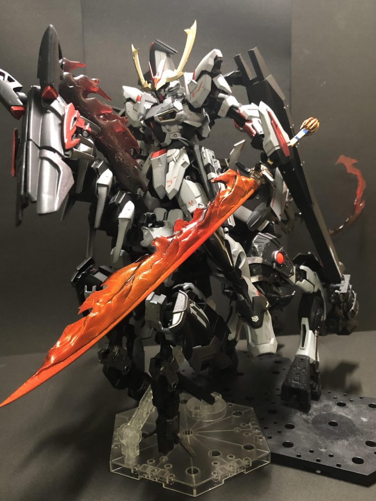 騎乗します!むしろ馬がいるなら乗らないとダメかと思います(笑)ツノと龍刀でモノノフ感がすごくあってるかなーと思います。わたしのGUNSTAさん投稿作品1作目の『アスタロト・グラナータ』の時も騎乗しましたが、あれよりまとまってる気がします。よかったら見てみてください^ - ^