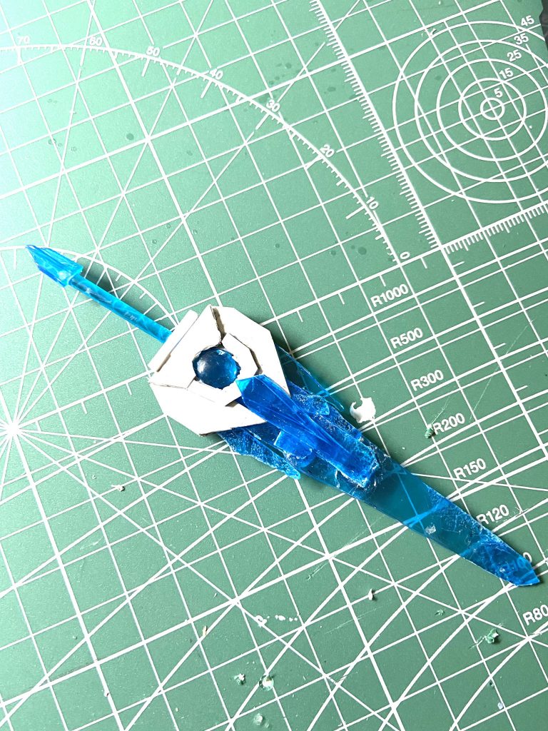 飛龍剣(ウィングソード)ゼロガンダムが継承した剣宝玉部分に龍の力が内包されていると言われている、例によってクリアパーツの再形成で作成しました。